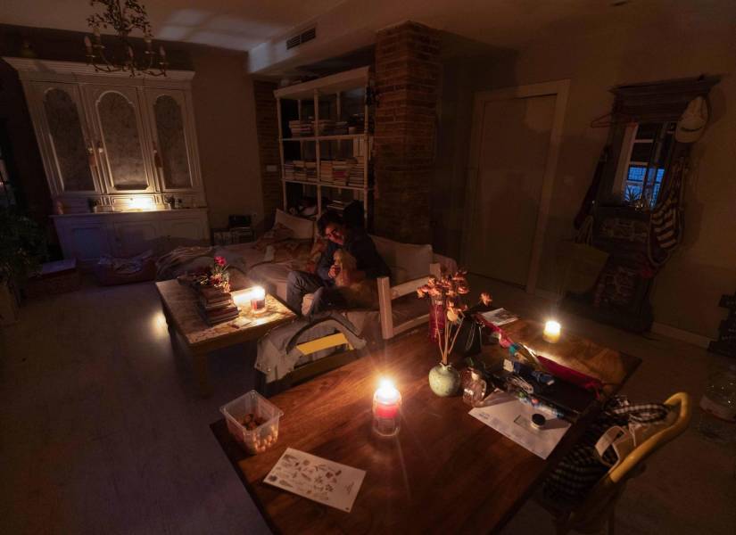 Nacho, un vecino de Murcia, alumbra su casa con velas esta noche de lunes debido al apagón que afecta al país.