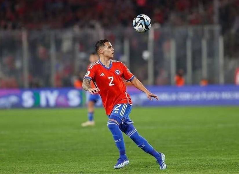 Matías Fernández en un partido con la selección de Chile
