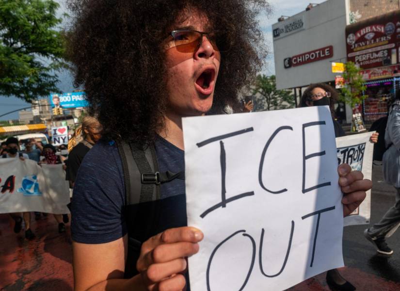 Manifestantes en el Bronx, Nueva York, contra las redeadas migratorias ordenadas por Donald Trump.