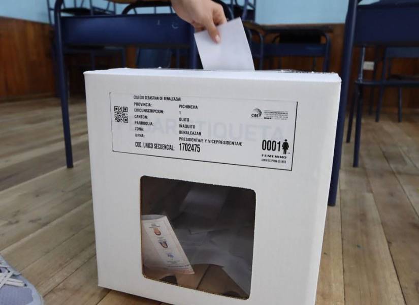 Imagen de una persona votando en las últimas elecciones presidenciales, en octubre del 2023.