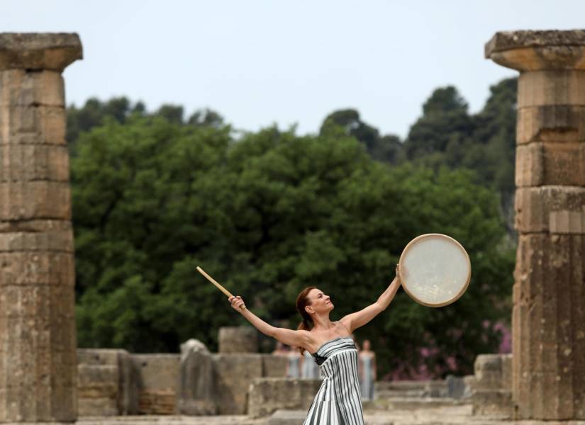 Encendido de la antorcha olímpica este lunes en las ruinas de la antigua Olimpia.