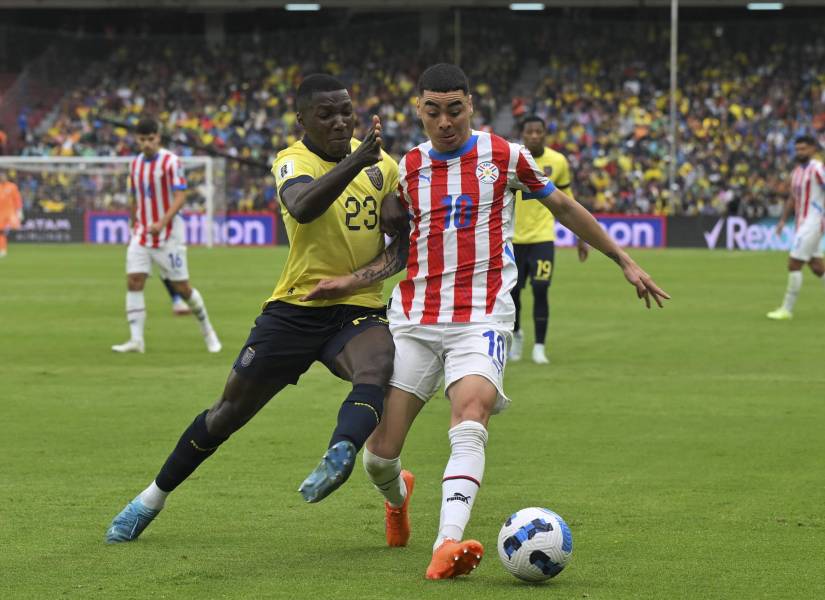 El volante de la selección de Ecuador, Moisés Caicedo (L), disputa el balón con Miguel Almirón de Paraguay por las Eliminatorias