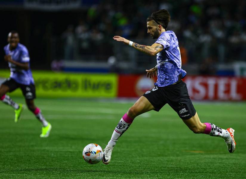 El delantero argentino, Lautaro Díaz, conduce el balón en un partido con Independiente del Valle