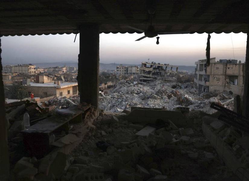 Edificios derrumbados, vistos desde la ventaja de un inmueble dañado tras un devastador sismo que afectó a la localidad de Jinderis, en la provincia de Alepo, Siria, el 9 de febrero de 2023.