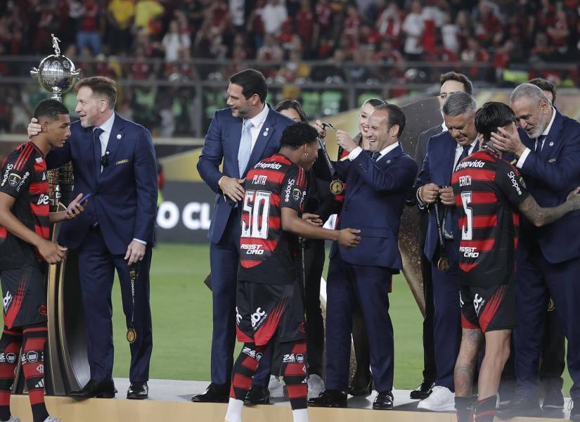 Gonzalo Plata recibió la medalla de campeón del presidente de la Federación Ecuatoriana de Fútbol (FEF), Francisco Egas.