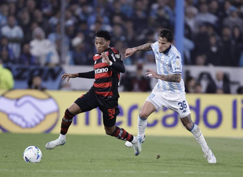 Bruno Zuculini, volante de Racing, disputa el balón con Gonzalo Plata de Flamengo por la semifinal de vuelta de la Copa Libertadores