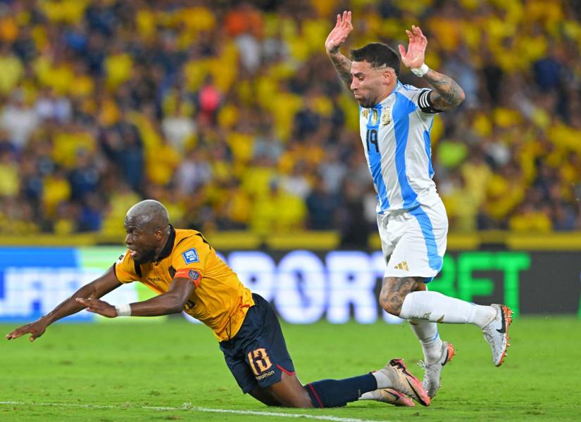 Nicolás Otamendi comete falta contra Enner Valencia y se fue expulsado.