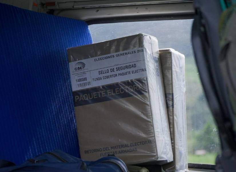 Entrega de kits electorales en lugares de difícil acceso en Morona Santiago.