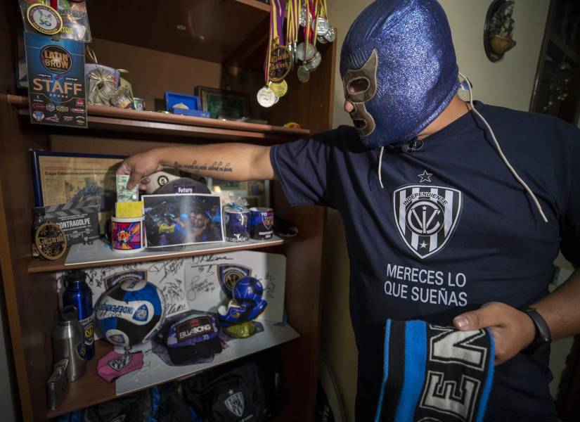 El 'Gigante Calderón', fiel hincha enmascarado del Independiente del Valle