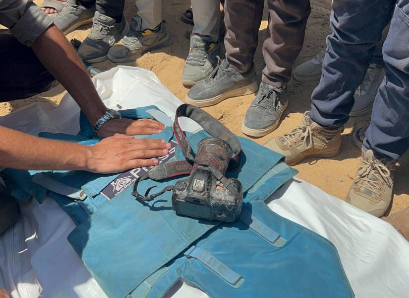 El número de periodistas asesinados este lunes en el bombardeo israelí contra el Hospital Nasser, en el sur de Gaza, aumentó a cinco, después de que un reportero independiente, que trabajaba para diferentes medios, sucumbiera a sus heridas.