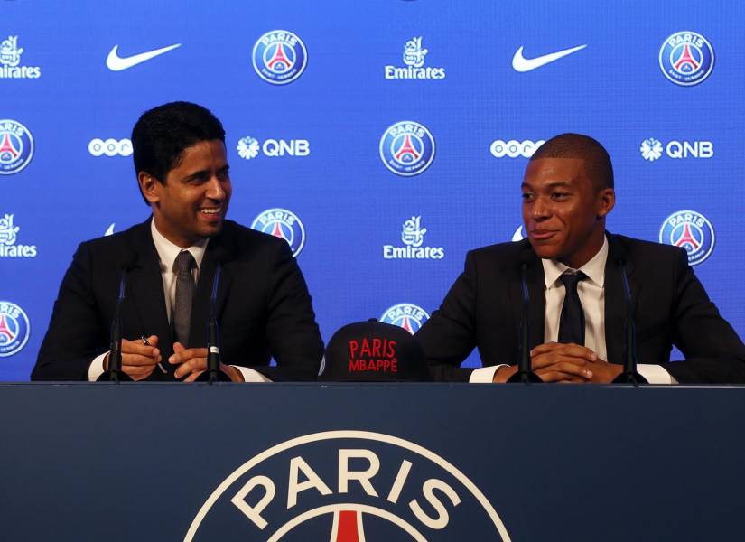 Kylian Mbappé (d) y el presidente del PSG, Nasser Al-Khelaïfi, en foto de archivo.