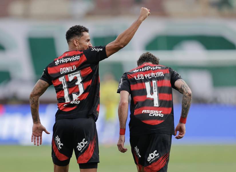 Danilo da Silva (i) de Flamengo celebra su gol este sábado, en la final de la Copa Libertadores entre Palmeiras y Flamengo en el estadio Monumental U, en Lima (Perú).