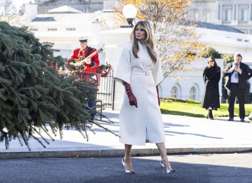 La Casa Blanca inicia su temporada navideña con la llegada del árbol oficial.