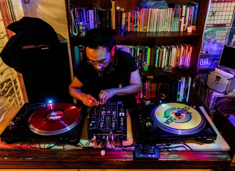 Random Selektor seleccionó una variedad de vinilos de cumbia y salsa.