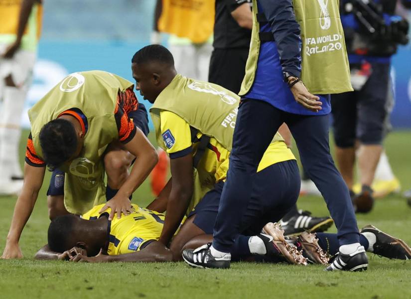 Moisés Caicedo (abajo) de Ecuador reacciona hoy, al final de un partido de la fase de grupos del Mundial de Fútbol Qatar 2022 entre Ecuador y Senegal en el estadio Internacional Jalifa en Doha (Catar).