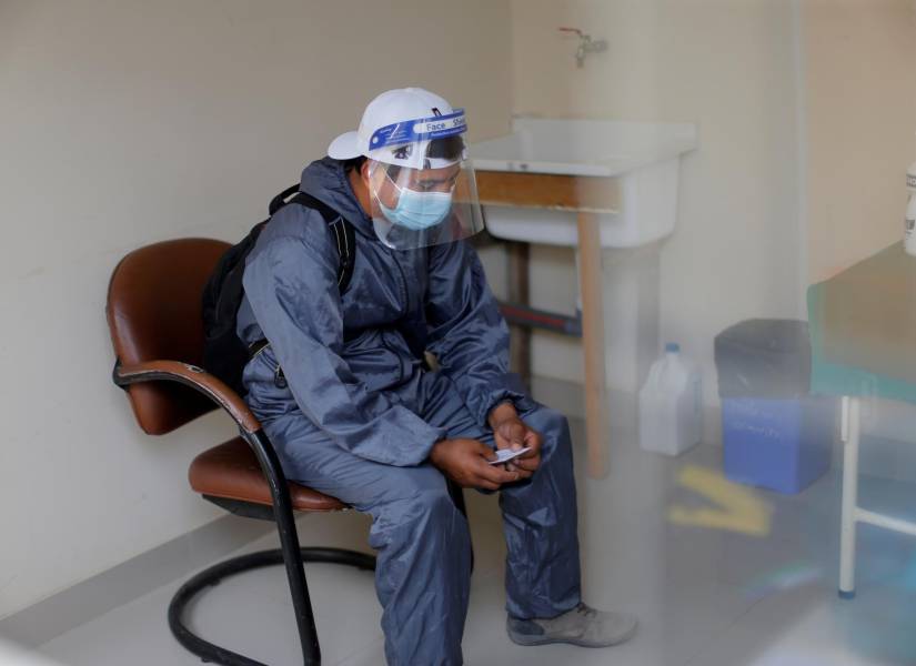 Una persona recibe el positivo en una prueba de coronavirus , en un espacio habilitado para pacientes de la Covid-19 en Lima, Perú