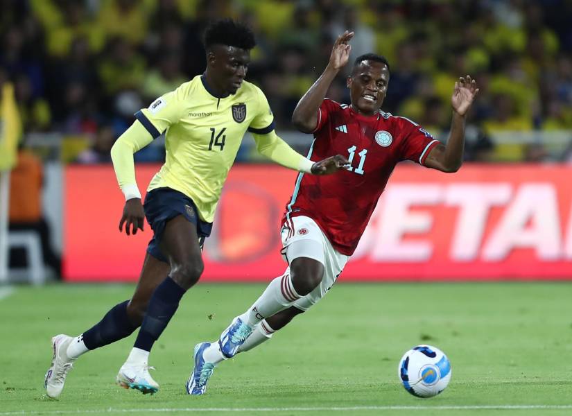 Jhoanner Chávez de Ecuador disputa el balón con Jhon Arias de Colombia