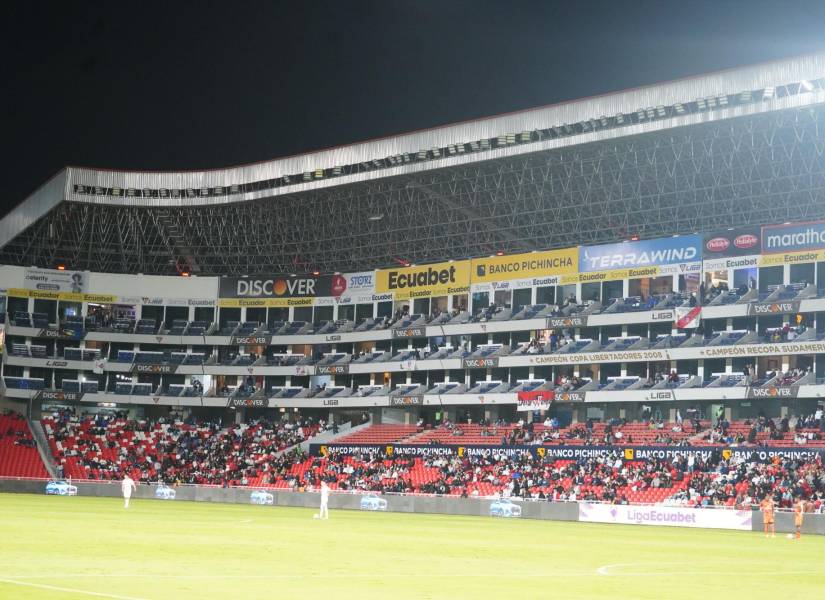 El estadio Rodrigo Paz Delgado tuvo problemas en las luminarias durante el Liga de Quito vs. Libertad por la LigaPro.