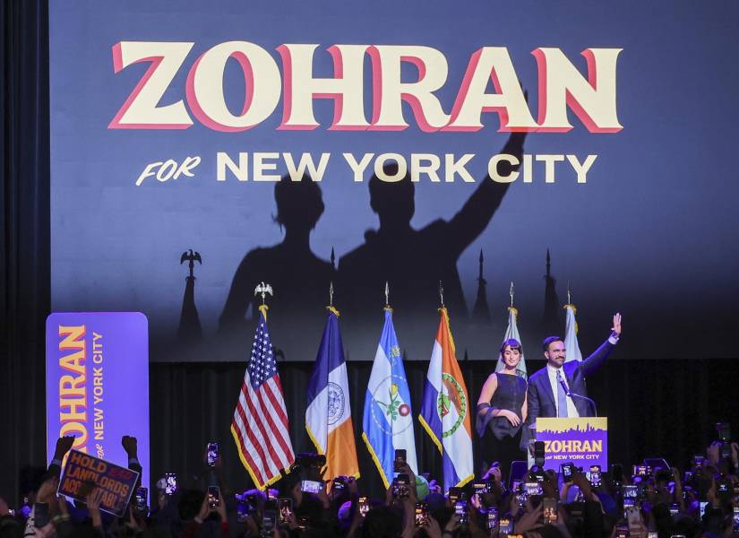 El alcalde electo de la ciudad de Nueva York, Zohran Mamdani, y su esposa, Rama Duwaji, saludan a la multitud durante una fiesta celebrada por el candidato demócrata en Brooklyn, Nueva York.
