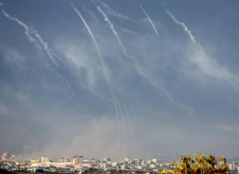 Vista del bombardeo de artillería del ejército israelí hacia el campo de refugiados de Jabalia, en el norte de la Franja de Gaza.