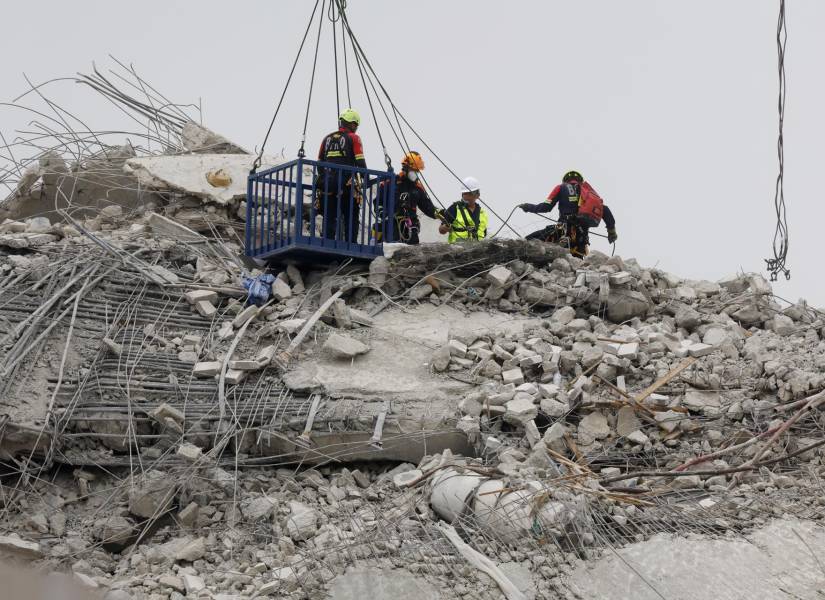 Un equipo de rescate busca supervivientes este lunes en el lugar del derrumbe de un edificio tras el terremoto del pasado viernes en Bangkok (Tailandia).