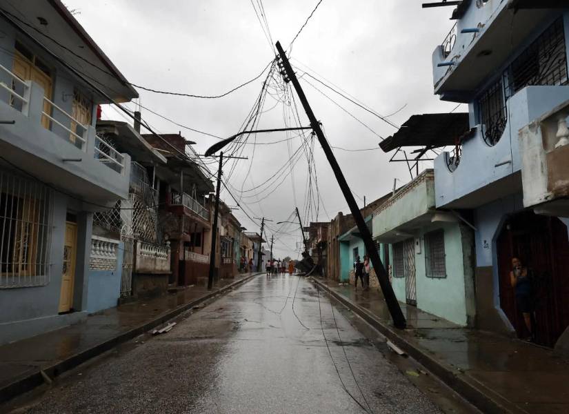 Imagen de una calle en Santiago de Cuba afectada por el paso del huracán Melissa.