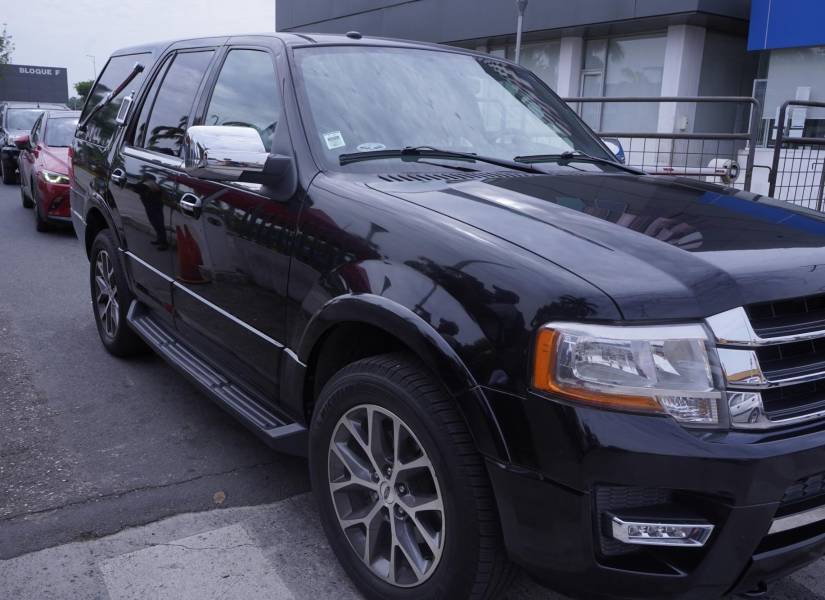 Una carroza lleva los restos del jugador Mario Pineida, jugador de Barcelona asesinado la tarde del miércoles 18 de diciembre.