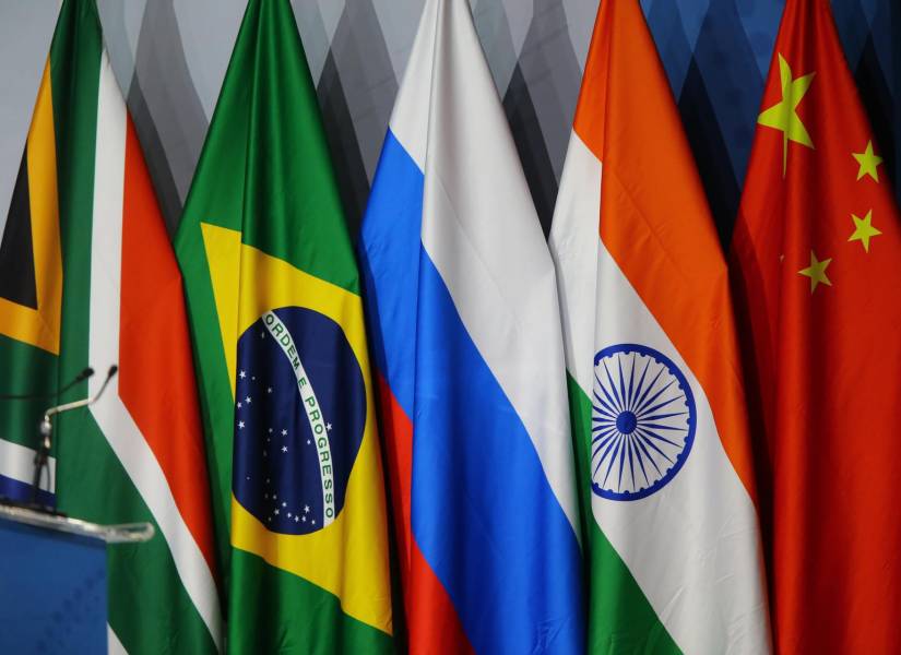 Las banderas de Sudáfrica, Brasil, Rusia, India y China.
