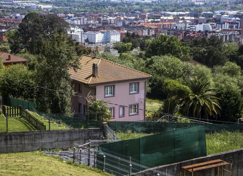Esta imagen muestra la casa donde una pareja mantuvo cautivos a sus hijos durante más de tres años en Fitora-Toleo, una parroquia de Oviedo, en el norte de España, el 30 de abril de 2025.