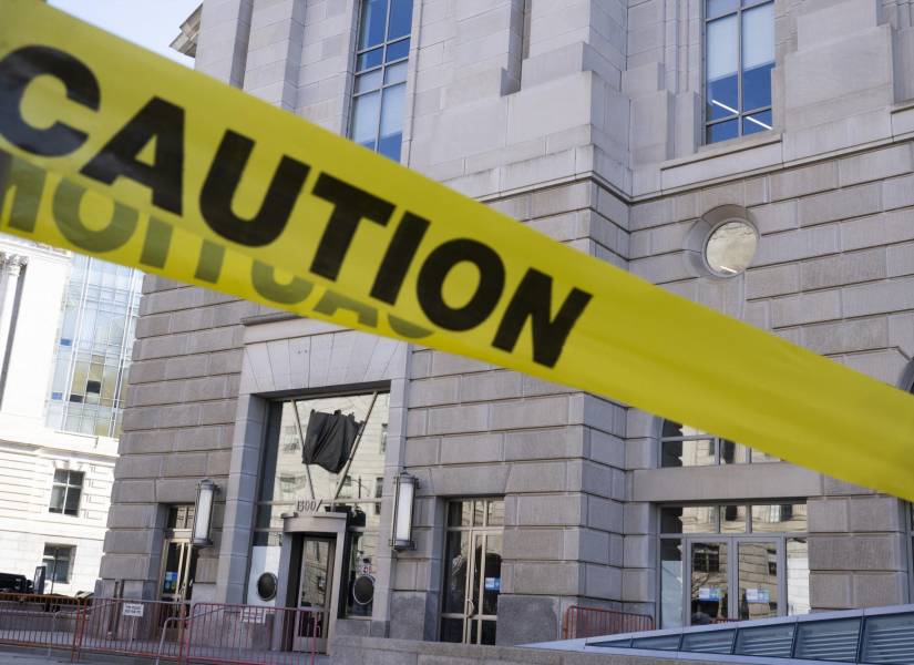 Se puede ver una cinta de advertencia donde solía estar el letrero de la oficina de USAID en la ahora clausurada oficina federal de USAID, ubicada en el Edificio Ronald Reagan y el Centro de Comercio Internacional en Washington D. C.