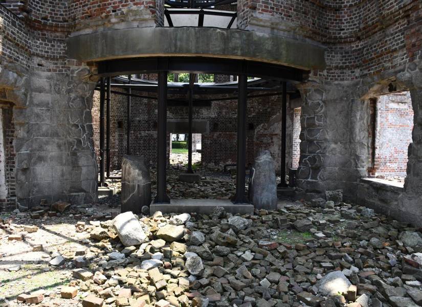 Con su esqueleto metálico expuesto y sus vigas retorcidas, la Cúpula de la Bomba Atómica continúa en pie 80 años después del bombardeo nuclear que arrasó Hiroshima.