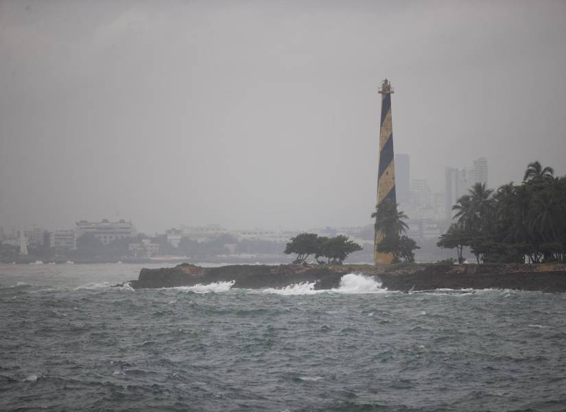 Fotografía de la lluvia durante el paso del huracán Melissa este sábado, en Santo Domingo, República Dominicana.
