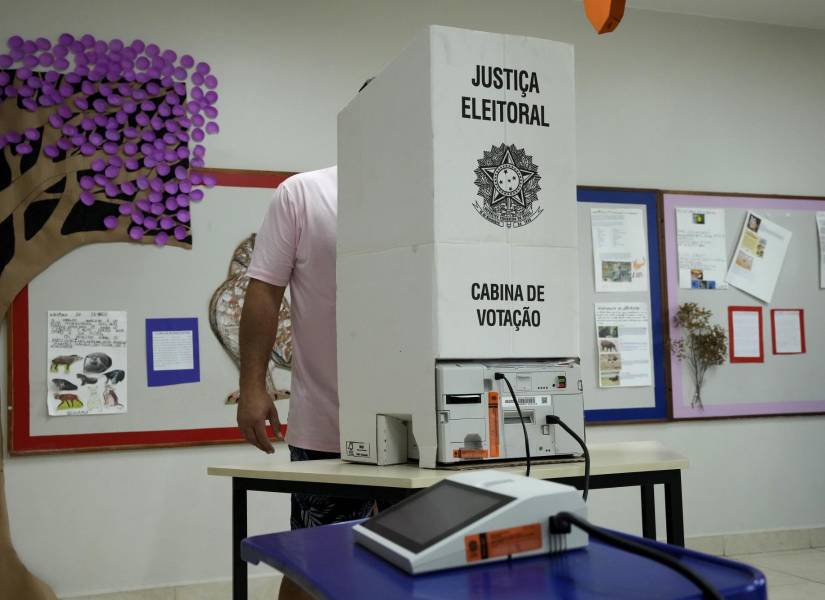 BRASILIA, Brasil.- Un trabajador electoral instala una máquina de voto electrónico.