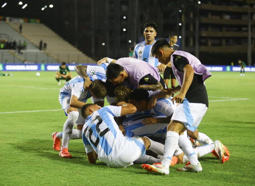 Jugadores de la selección Argentina celebran este martes en la ciudad venezolana de Valencia la victoria por 1-0 sobre la de Bolivia por el Sudamericano Sub 20