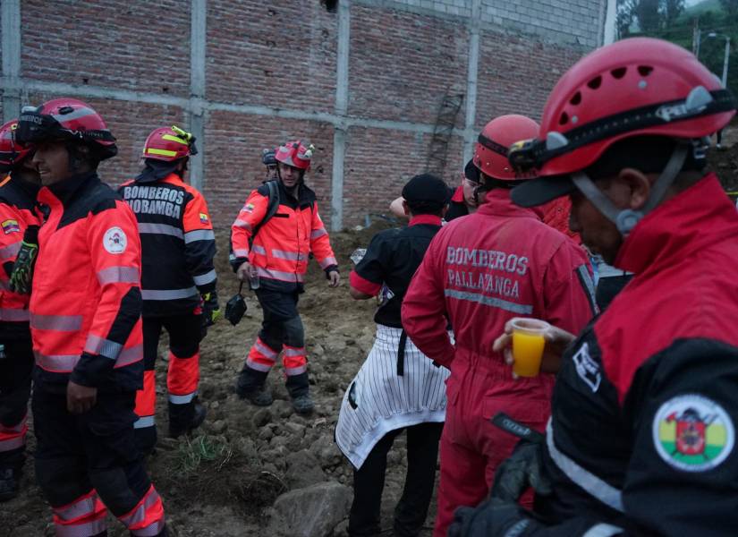 Bomberos de varias ciudades retomaron las labores de rescate tras el deslave en Alausí.