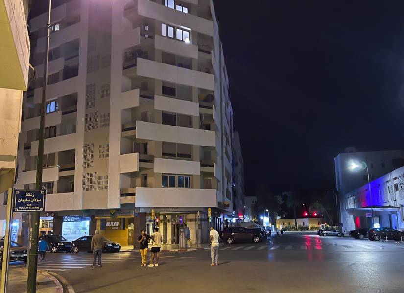 Vecinos en el centro de Rabat huyen de sus casas y salen a la calle tras el terremoto de magnitud 6,8 que sacudió este viernes la región septentrional marroquí de Marrakech