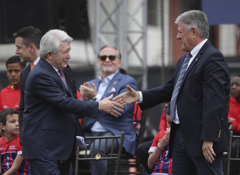 El presidente del Atlético de Madrid, Enrique Cerezo, asiste a la inauguración de una nueva escuela del Atlético de Madrid en Cuenca