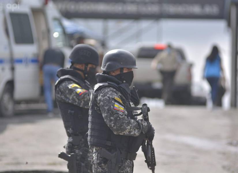Personal de la Policía Naciona vigiló los exteriores del centro de rehabilitación.