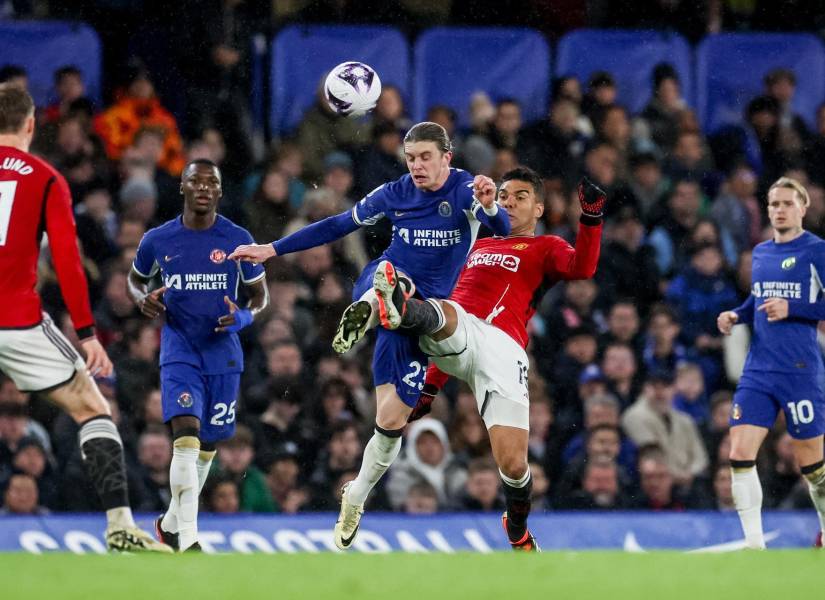 Conor Gallagher despeja el balón ante la marca de Casemiro