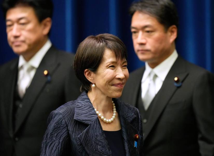 La Primer Ministra de Japóon, Sanae Takaichi al terminar su primera rueda de prensa.