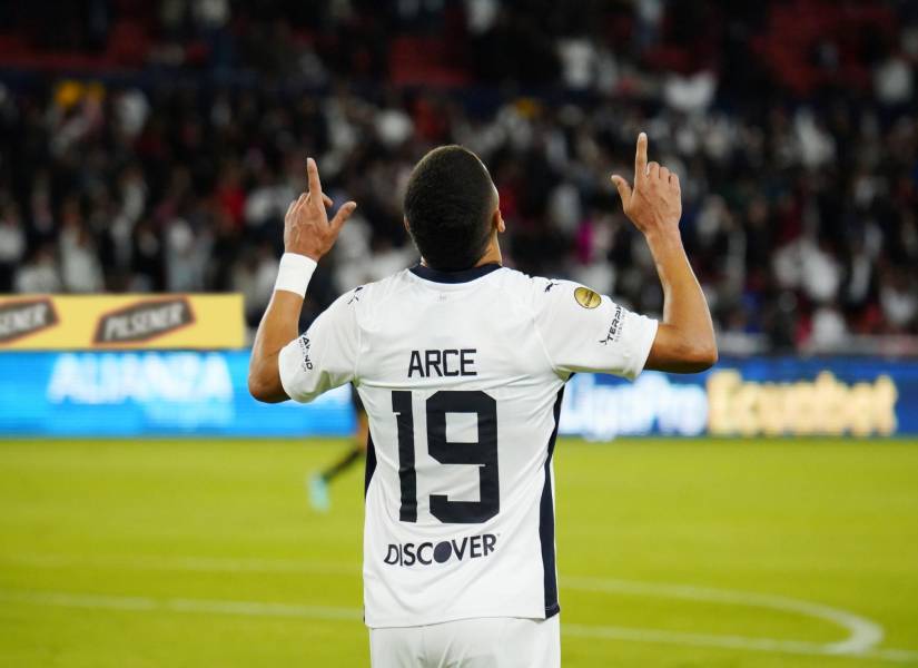 Alex Arce celebra su primer gol ante Delfín por la fecha ocho de Liga Pro