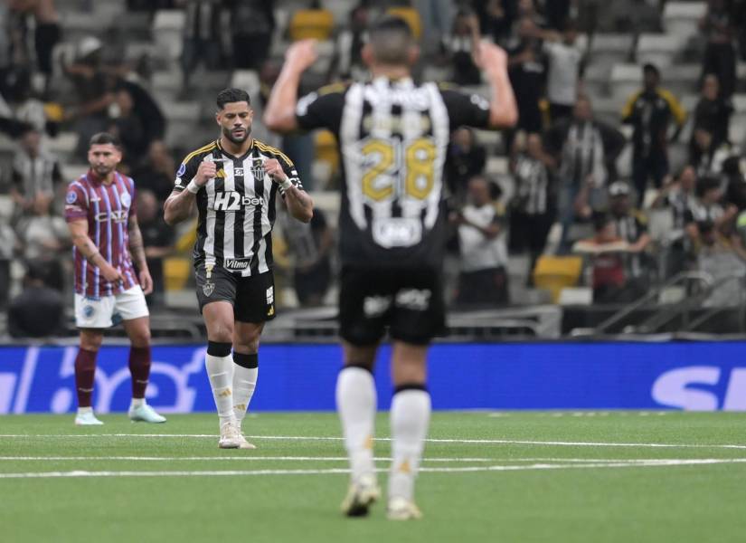 Hulk (c) de Atlético Mineiro celebra su gol este jueves, durante un partido de octavos de final de la Sudamericana. EFE/ Joao Guilherme Arenazio