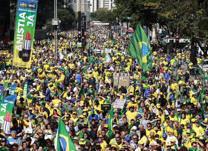 Simpatizantes del expresidente de Brasil Jair Bolsonaro participan en una manifestación en apoyo al exmandatario este domingo, en la avenida Paulista en Sao Paulo (Brasil).