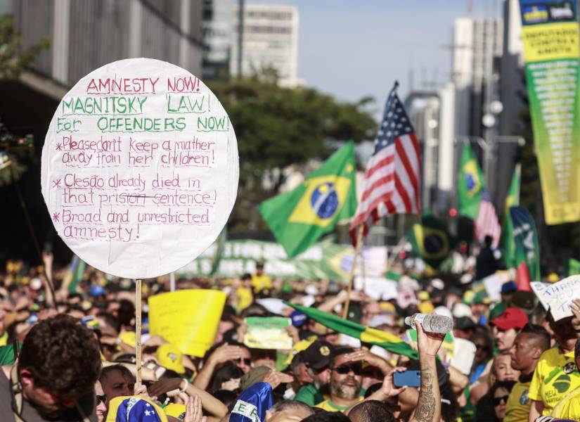 Simpatizantes del expresidente de Brasil Jair Bolsonaro participan en una manifestación en apoyo al exmandatario este domingo, en la avenida Paulista en Sao Paulo (Brasil).