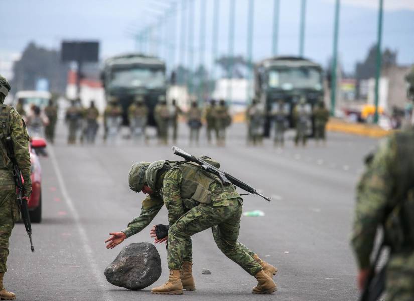 Militares retiran una piedra durante protestas este lunes, en Latacunga.
