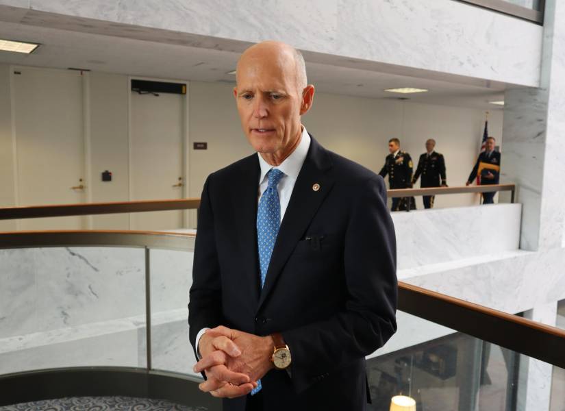 El republicano Rick Scott, senador por Florida, habla con Efe durante una entrevista, el 2 de febrero de 2023, en Washington.