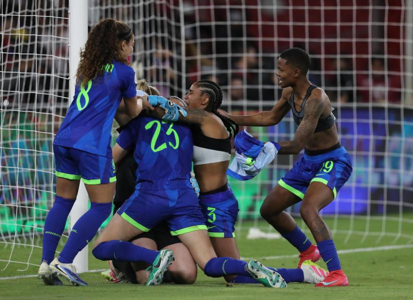 Jugadoras de Brasil celebran al ganar la serie de penaltis este sábado, en la final de la Copa América Femenina entre Colombia y Brasil en el estadio Rodrigo Paz Delgado en Quito (Ecuador).