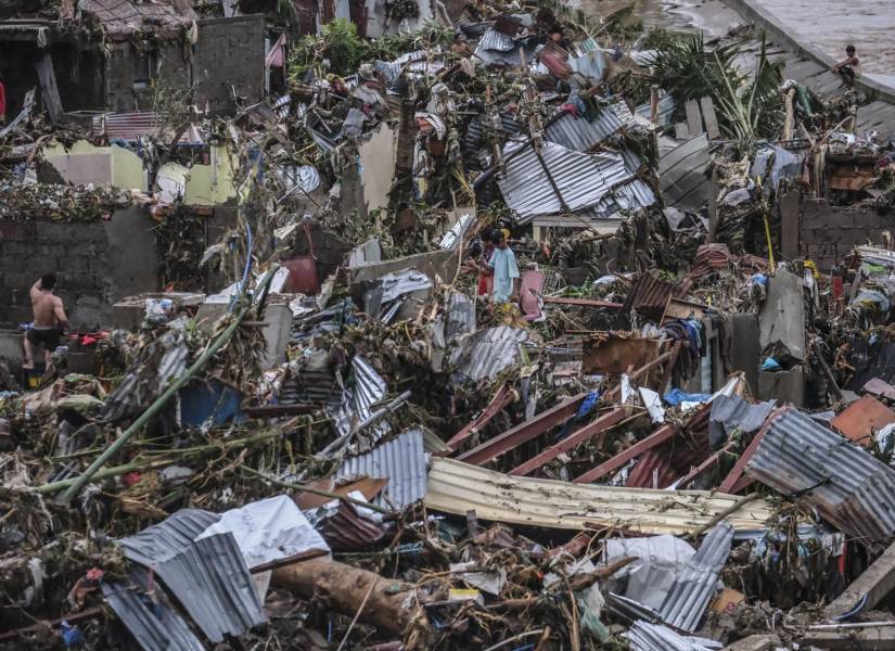 Residentes inspeccionan los daños tras el paso del tifón Kalmaegi en la ciudad de Talisay, provincia de Cebú, Filipinas, este martes. El tifón Kalmaegi azotó la región de Visayas, en el centro de Filipinas, este martes, causando inundaciones, cortes de luz y daños materiales.
