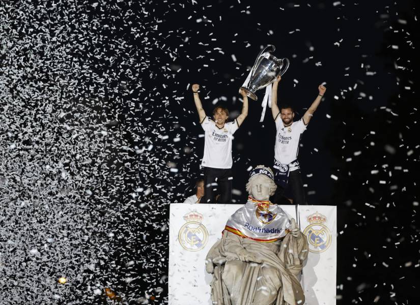 Los capitanes del Real Madrid Nacho Fernández y Luka Modric (i) levantan el trofeo este domingo a la Plaza de Cibeles donde el equipo celebra con la afición su victoria en la final de la Liga de Campeones.