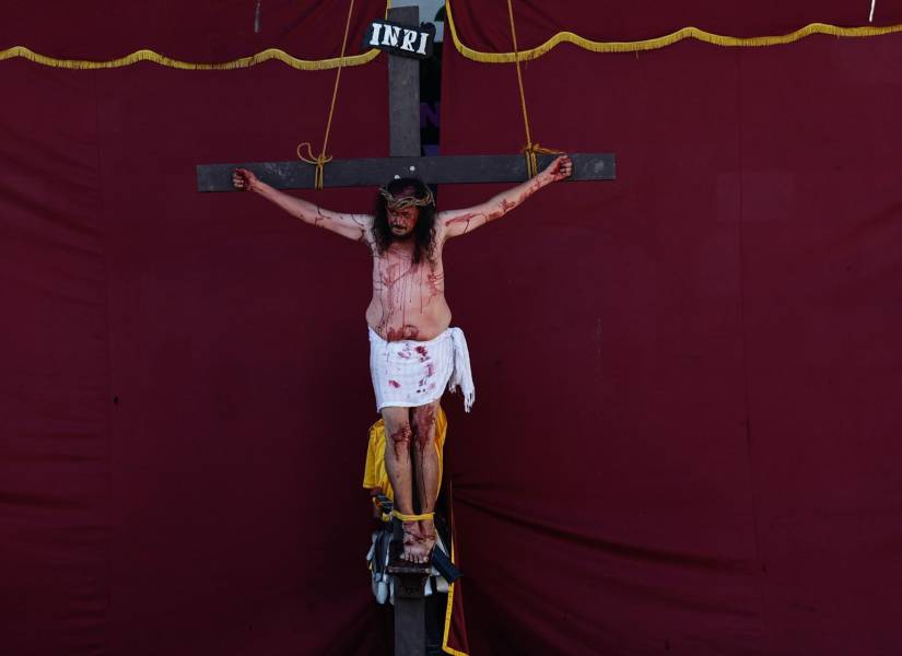 Un feligrés católico representa la crucifixión de Jesucristo en la ciudad de Paete, provincia de Laguna, Filipinas.